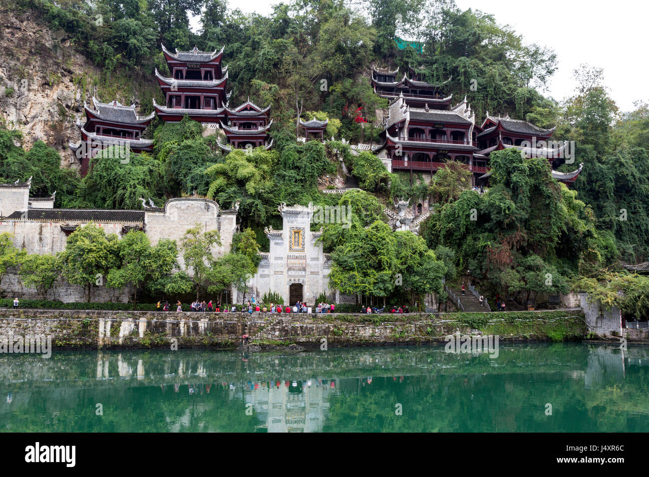 Zhenyuan, Guizhou, China.  Eingang zum Black Dragon Cave Palast (Qinglong-Höhle) und der Wuyang-Fluss. Stockfoto