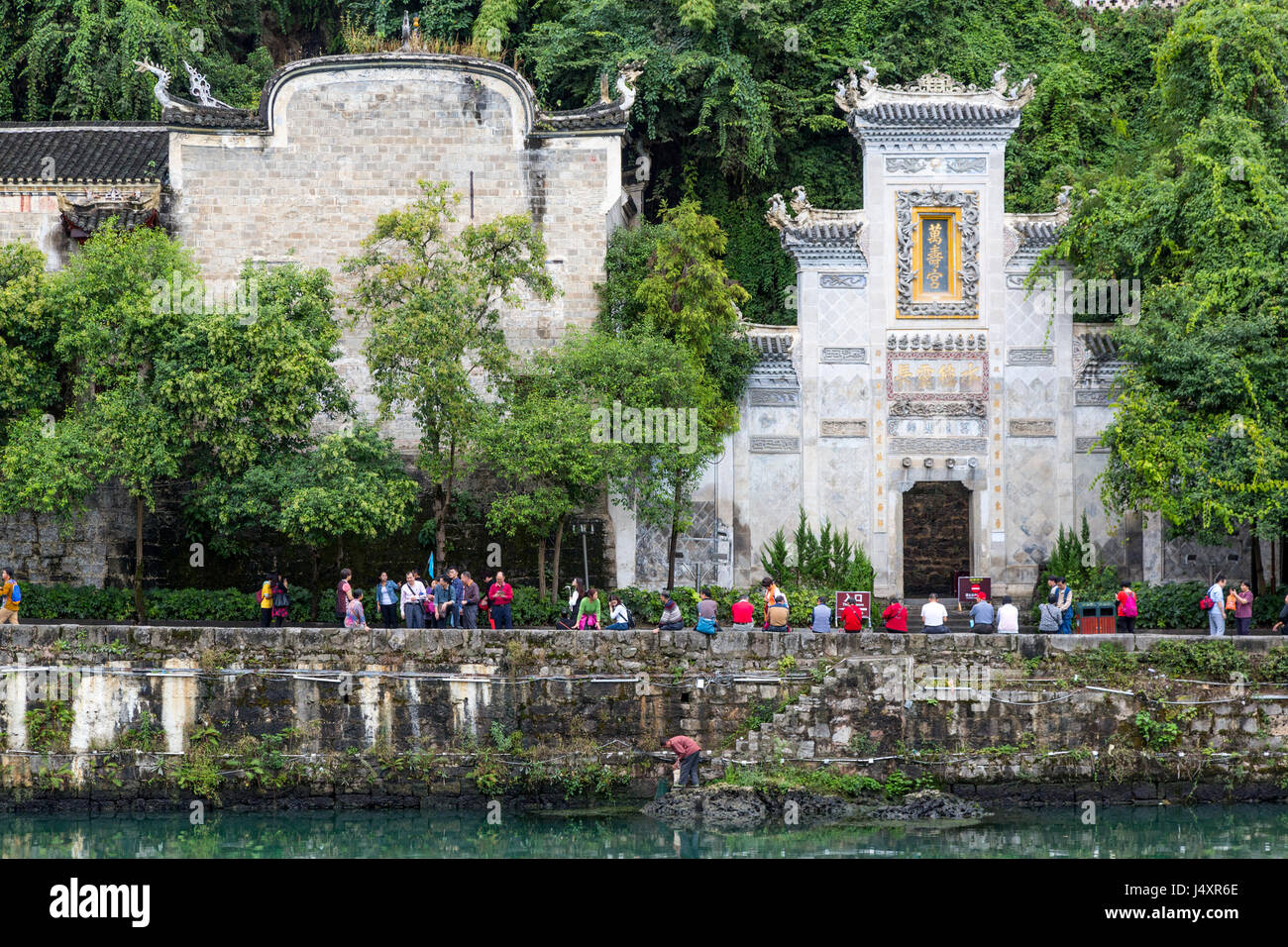 Zhenyuan, Guizhou, China.  Touristen vor dem Eingang zum Black Dragon Cave Palast (Qinglong-Höhle). Stockfoto