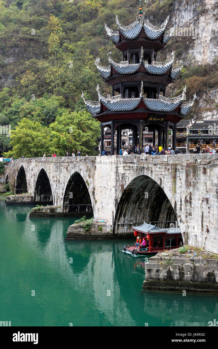 Zhenyuan, Guizhou, China.  River Cruise Boot Unterquerung der Zhusheng-Brücke über den Fluss Wuyang. Stockfoto