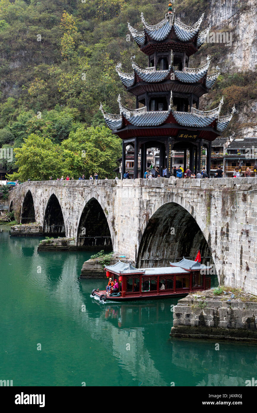 Zhenyuan, Guizhou, China.  River Cruise Boot Unterquerung der Zhusheng-Brücke über den Fluss Wuyang. Stockfoto