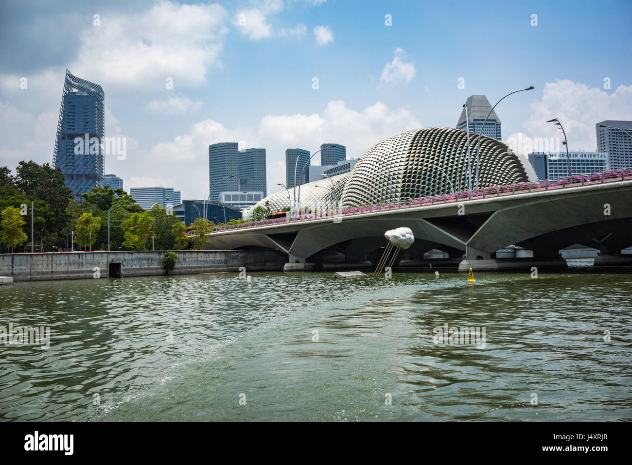 Die Esplanade Bridge und Theater in Singapur Marina Bay Stockfoto