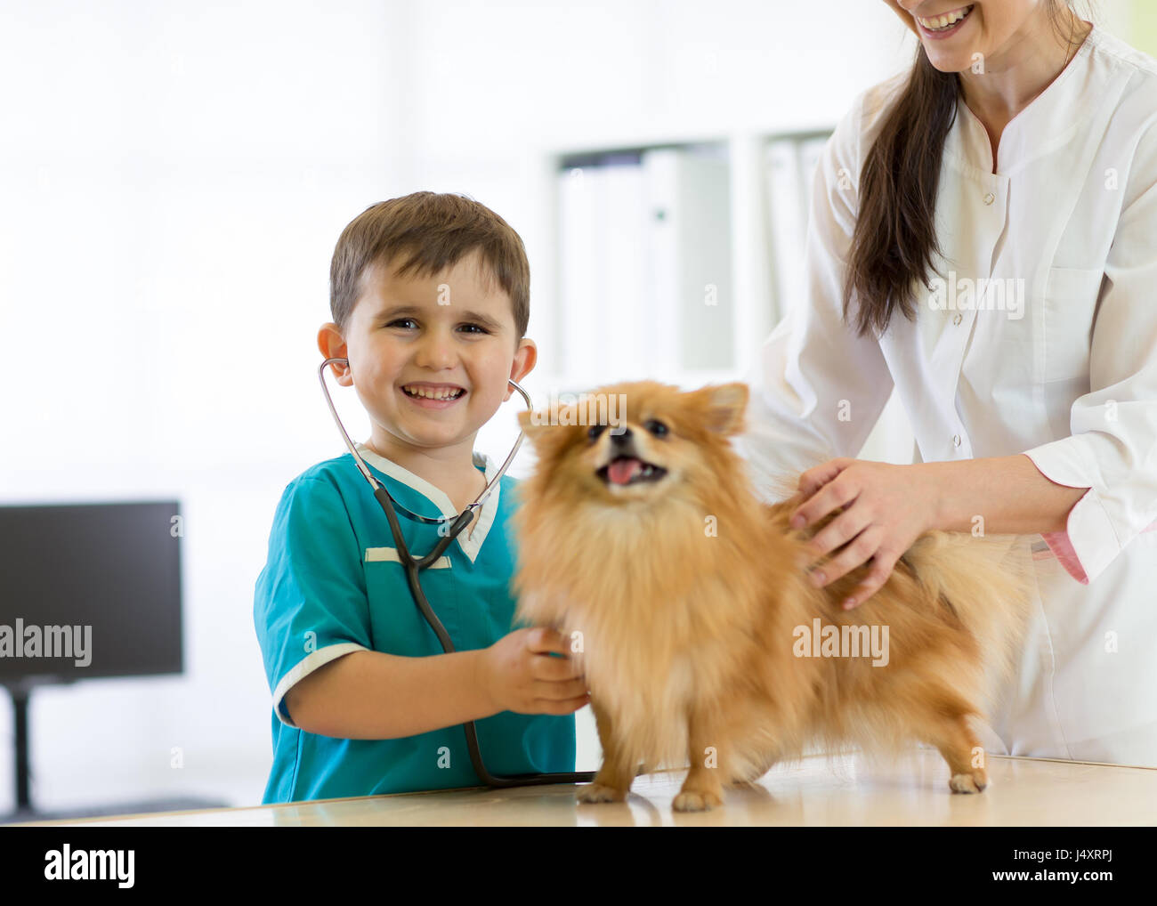Boy bei der Tierarzt mit seinem Hund Stockfoto
