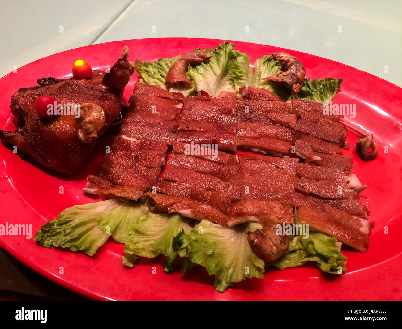 Gebratenes Ferkel zum Abendessen, Guiyang, Guizhou, China. Stockfoto