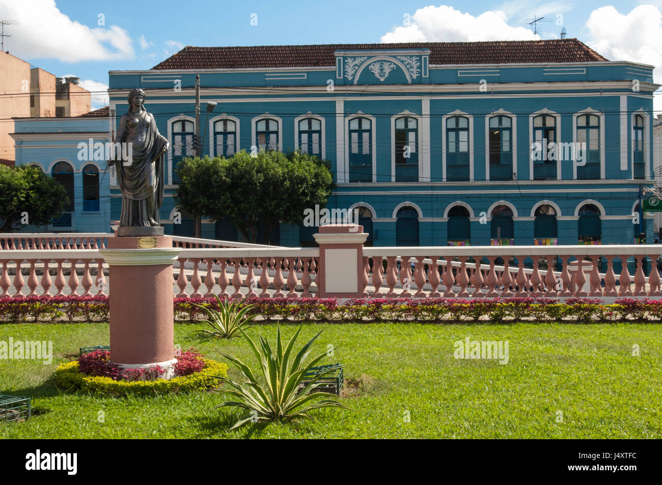 Die historischen blauen und weißen Gebäude Gehäuse EcoShop Souveniers, Manaus, neben The Amazon Theater Stockfoto