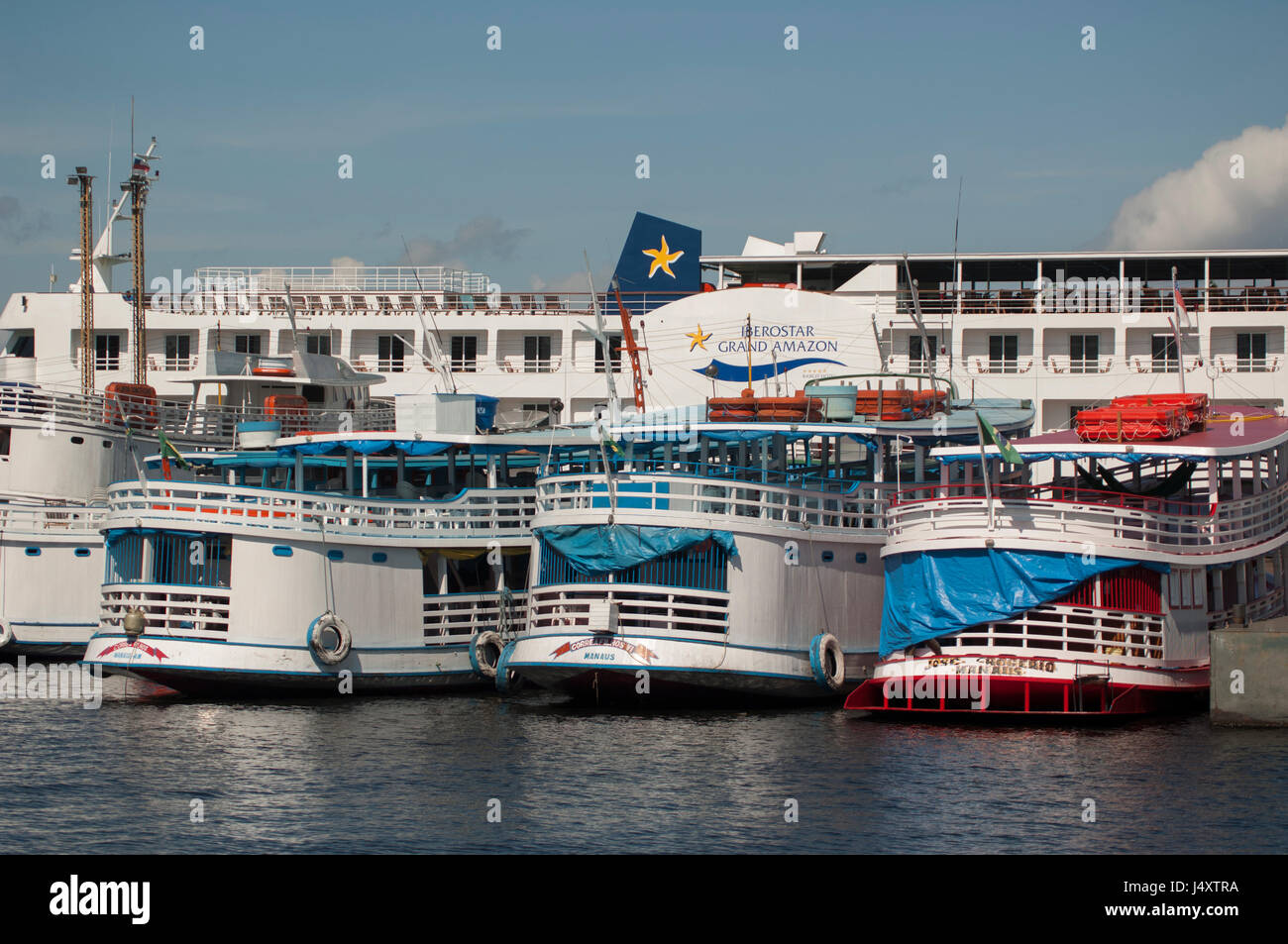 Eine Reihe von Fähren und ein großes schwimmendes Hotel auf Dock, Manaus Anzahl der Fahrgastschiffe und ein großes schwimmendes Hotel am Dock, Manaus Stockfoto