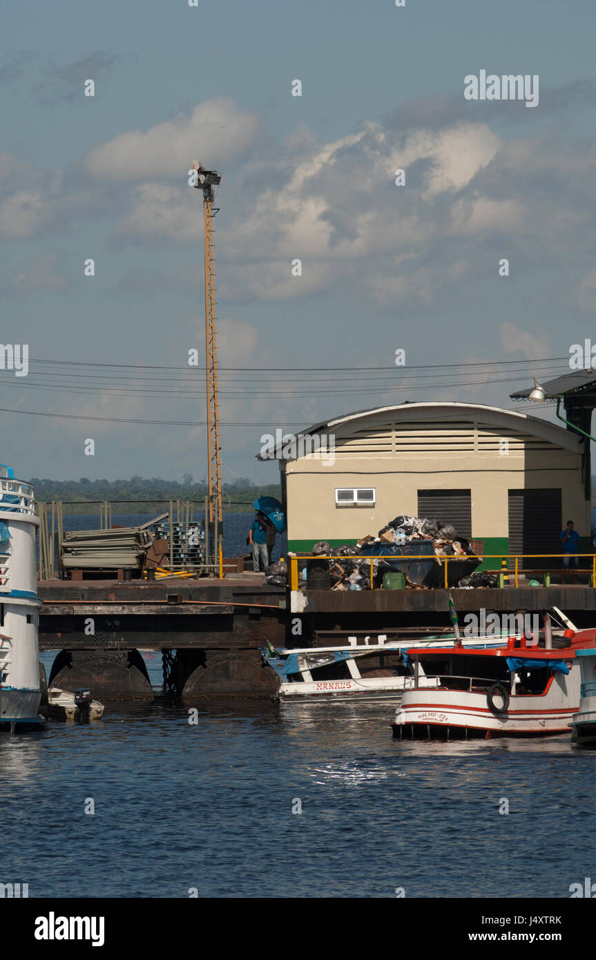 Schwimmdock mit Boote vertäut, Manaus Stockfoto