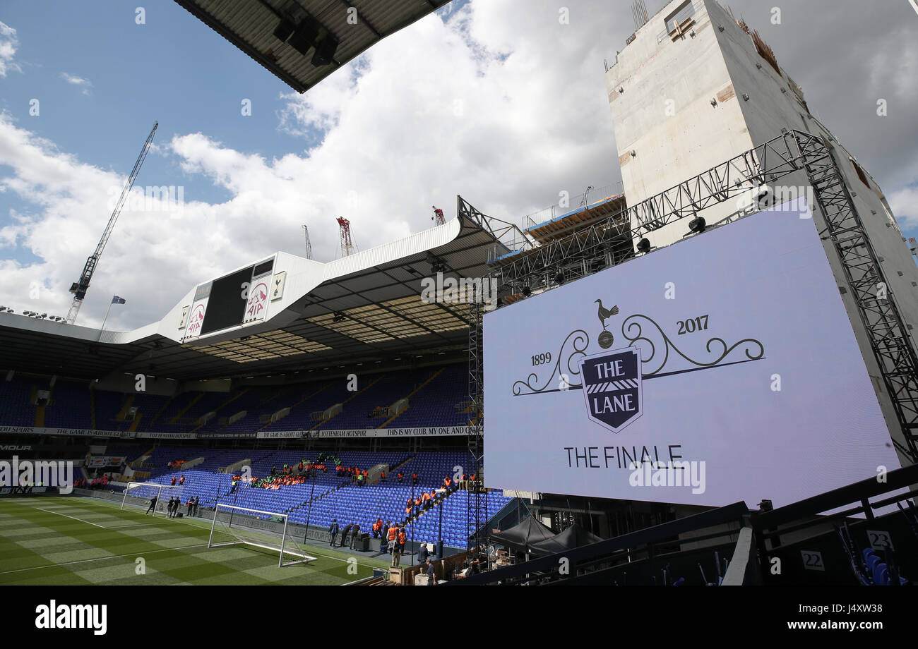 Der LED-Bildschirm ist eine Hommage an das Stadion vor dem Premier League-Spiel an der White Hart Lane, London. Stockfoto