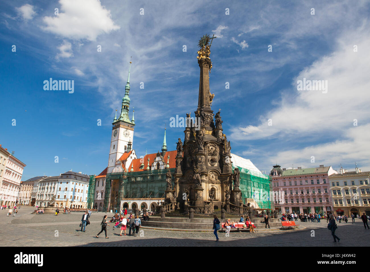 Olomouc, Tschechische Republik - Mai 5,2017: Rathaus und Dreifaltigkeitssäule auf dem Hauptplatz der Altstadt von Olomouc, Tschechische Republik. Stockfoto