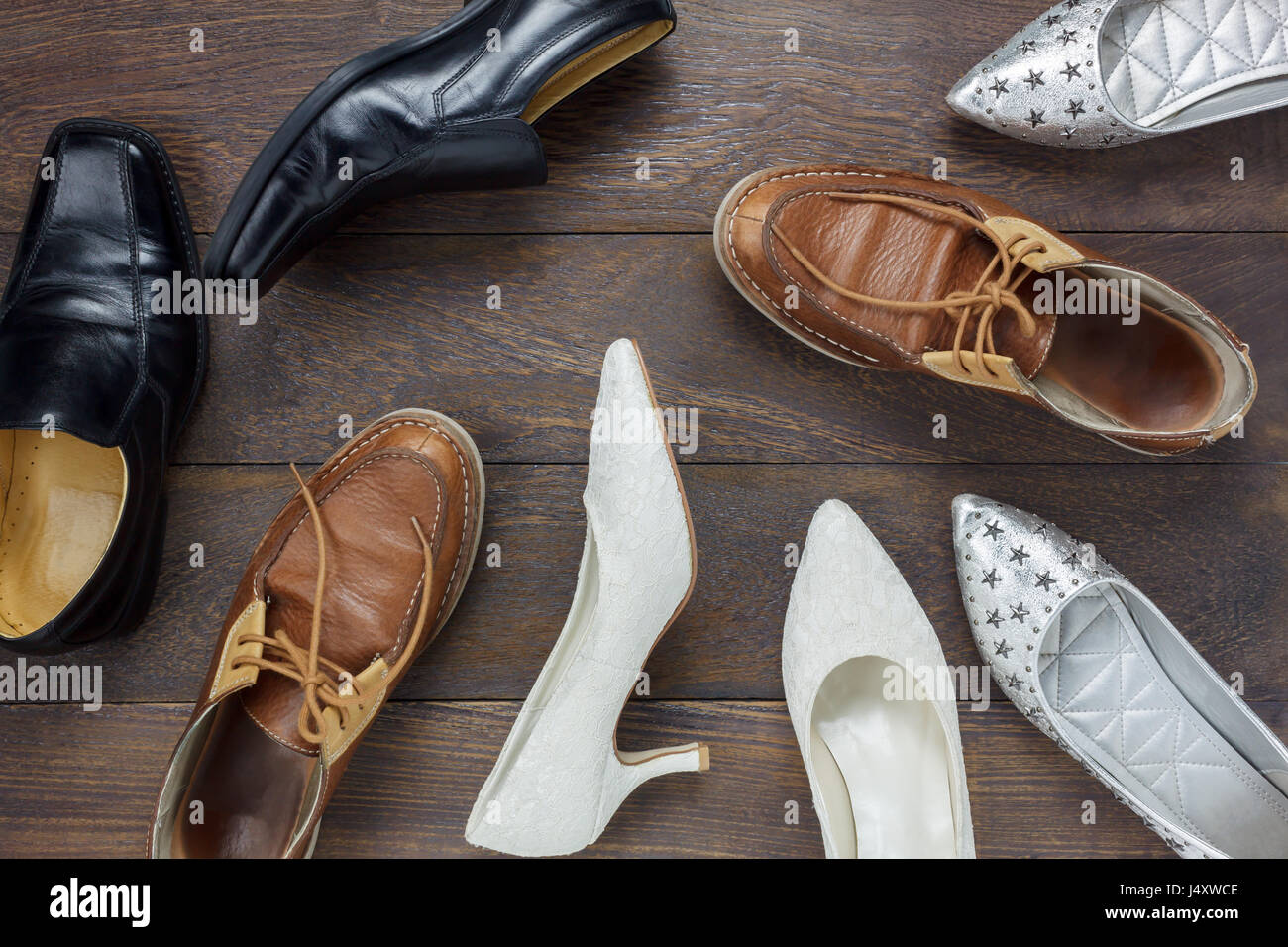 Draufsicht auf modische Schuhe auf Holzboden mit textfreiraum mehrere Design von Männern und Frauen. Stockfoto