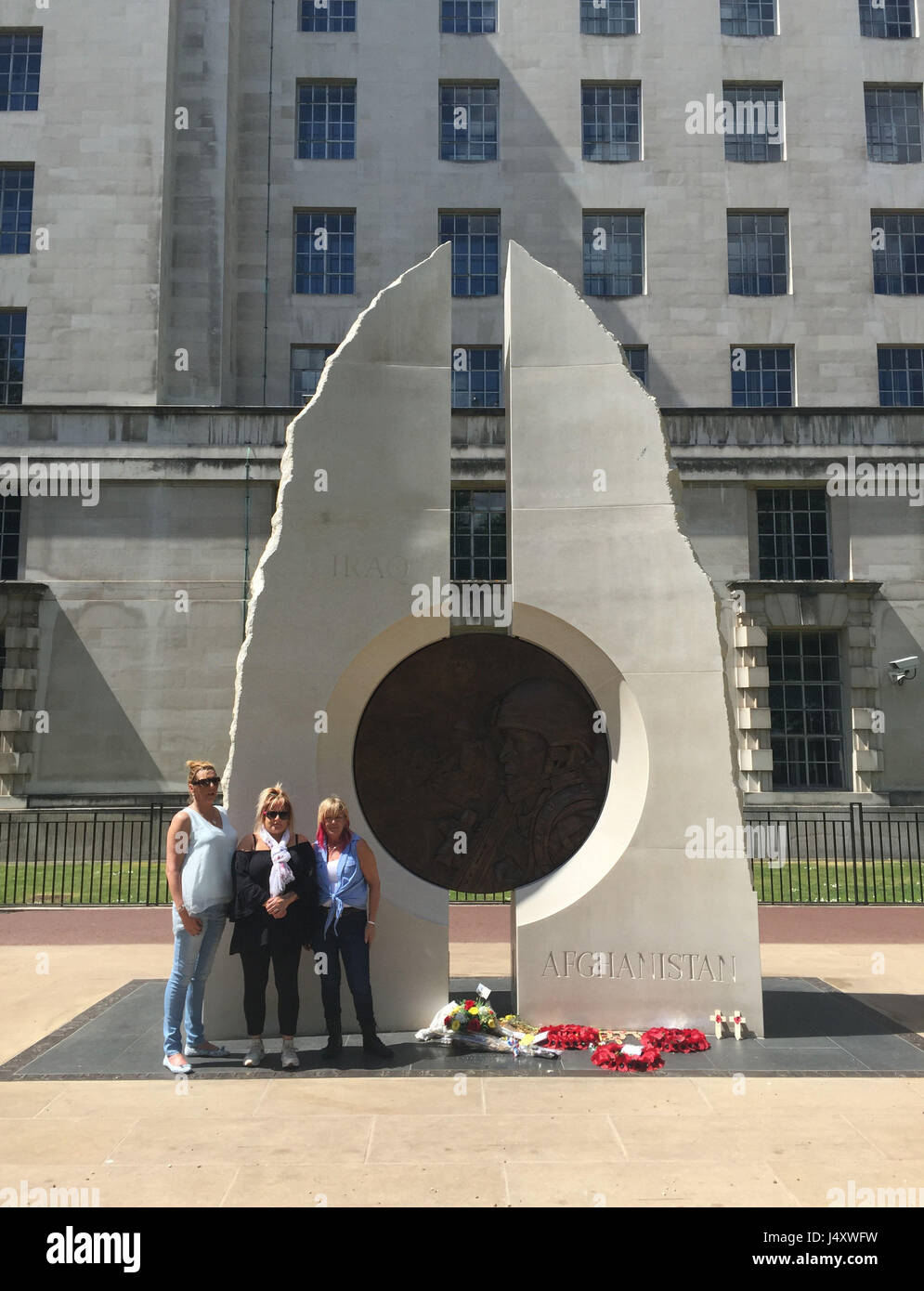 (links nach rechts) Tracy Dunn-Bridgeman, Wendy Rayner und Julie Hall Besuch der Irak und Afghanistan-Gedenkstätte in London, als eine Gruppe von trauernden Angehörigen einen emotionalen ersten Besuch das Kriegsdenkmal bezahlt haben, nach vielen lieben kontrovers nicht eingeladen, oder seine Enthüllung erzählt wurden. Stockfoto