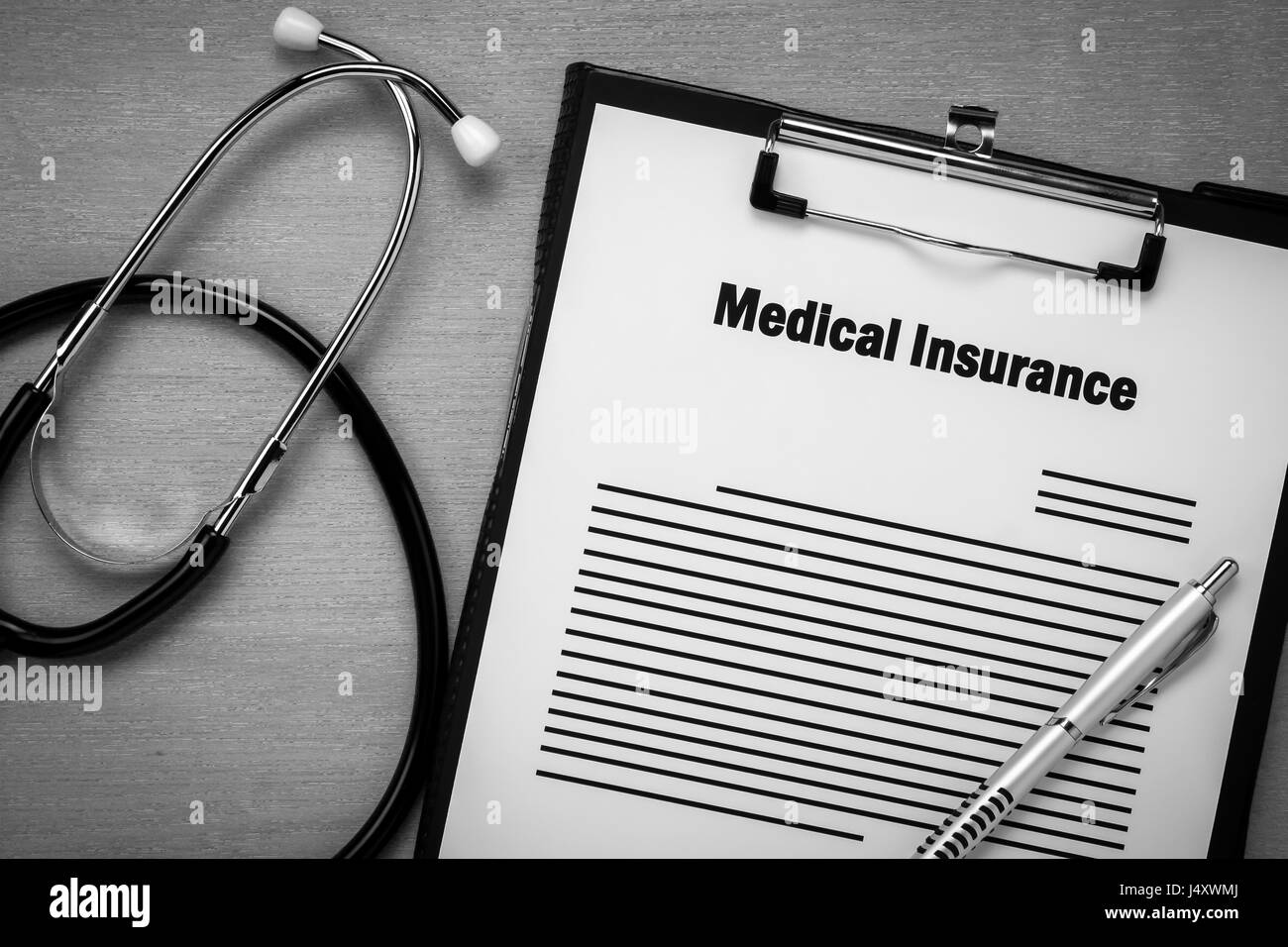 Ansicht von oben medizinische Versicherungsformular mit Stethoskop auf hölzernen Hintergrund. Stockfoto