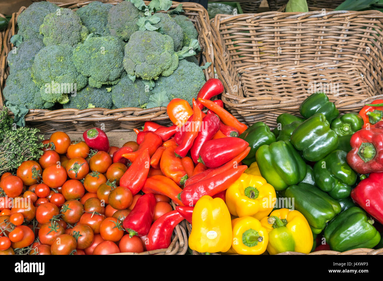 Paprika, Tomaten und Brokkoli zum Verkauf auf dem Markt Stockfoto
