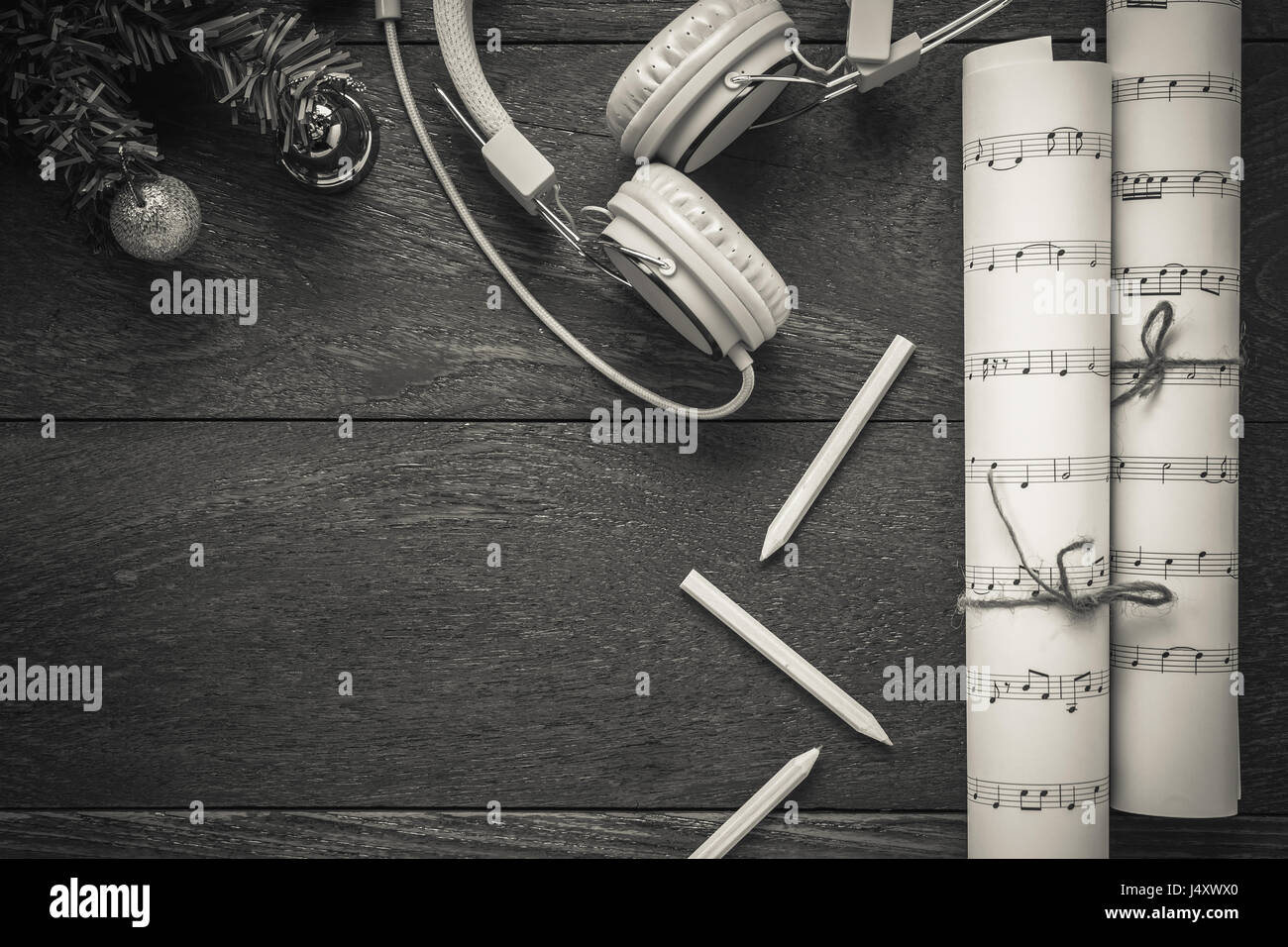 Draufsicht Weihnachten Musik Notizpapier mit Weihnachtsdekoration und Kopfhörer auf Holztisch Hintergrund. Erschaffen Sie dieser Hinweis Notenpapier selbst. Stockfoto