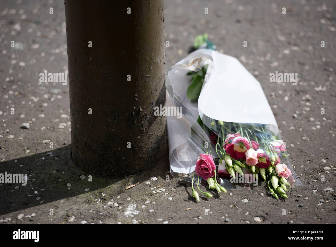 Floraler Tribut, als ein Bus wird von der Szene geschleppt wie eine 70 jährige Frau gestorben ist, nachdem er von einem Bus in Davidsons Netz getroffen Edinburgh. Stockfoto