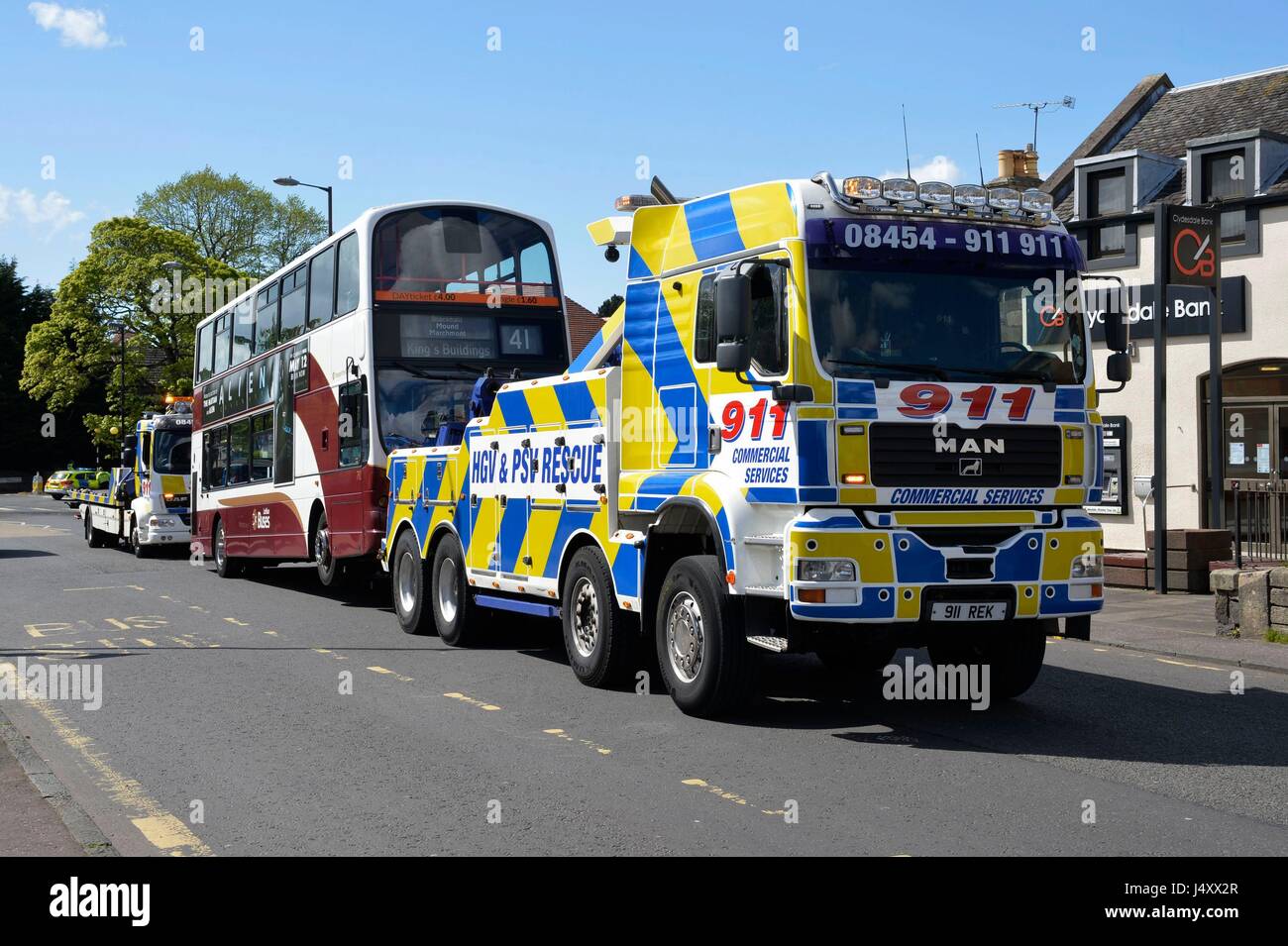 Ein Bus wird von der Szene geschleppt wie eine 70 jährige Frau gestorben ist, nachdem er von einem Bus in Davidsons Netz getroffen Edinburgh. Stockfoto