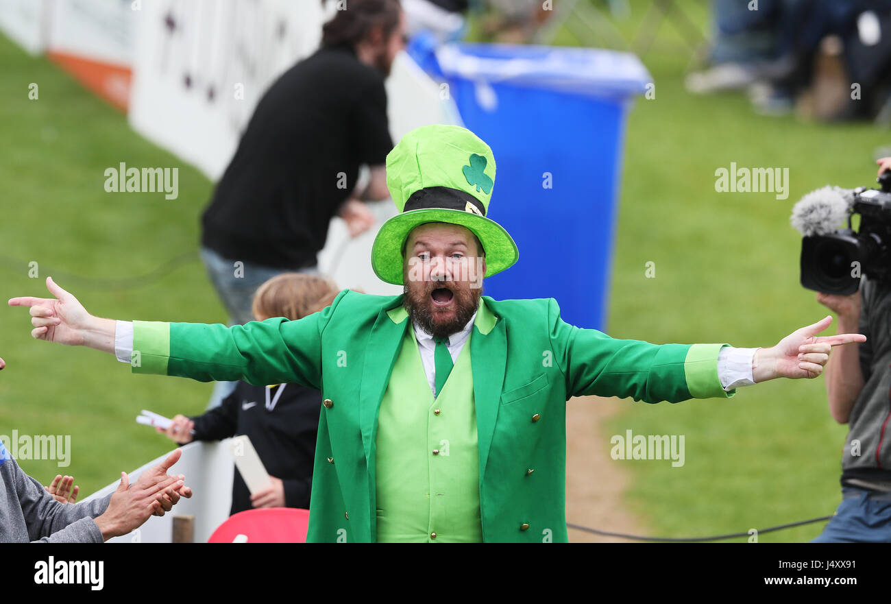 Ein Irland-Fan während der ein Tag International Tri Nations Series match bei Malahide Cricket Club Ground. Stockfoto