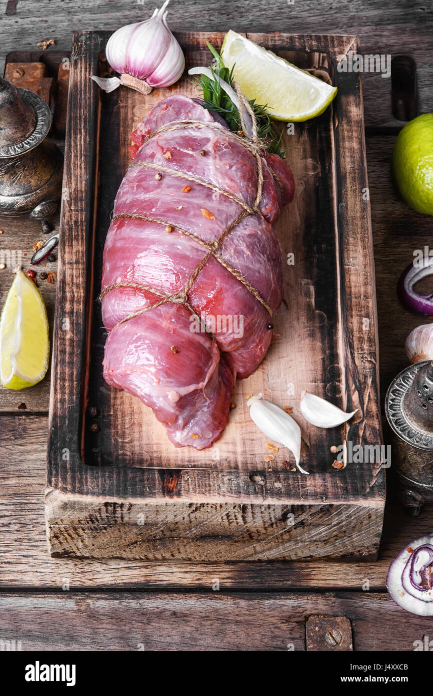 Rohe Hackbraten vom Rind auf dem Brett Küche Stockfoto