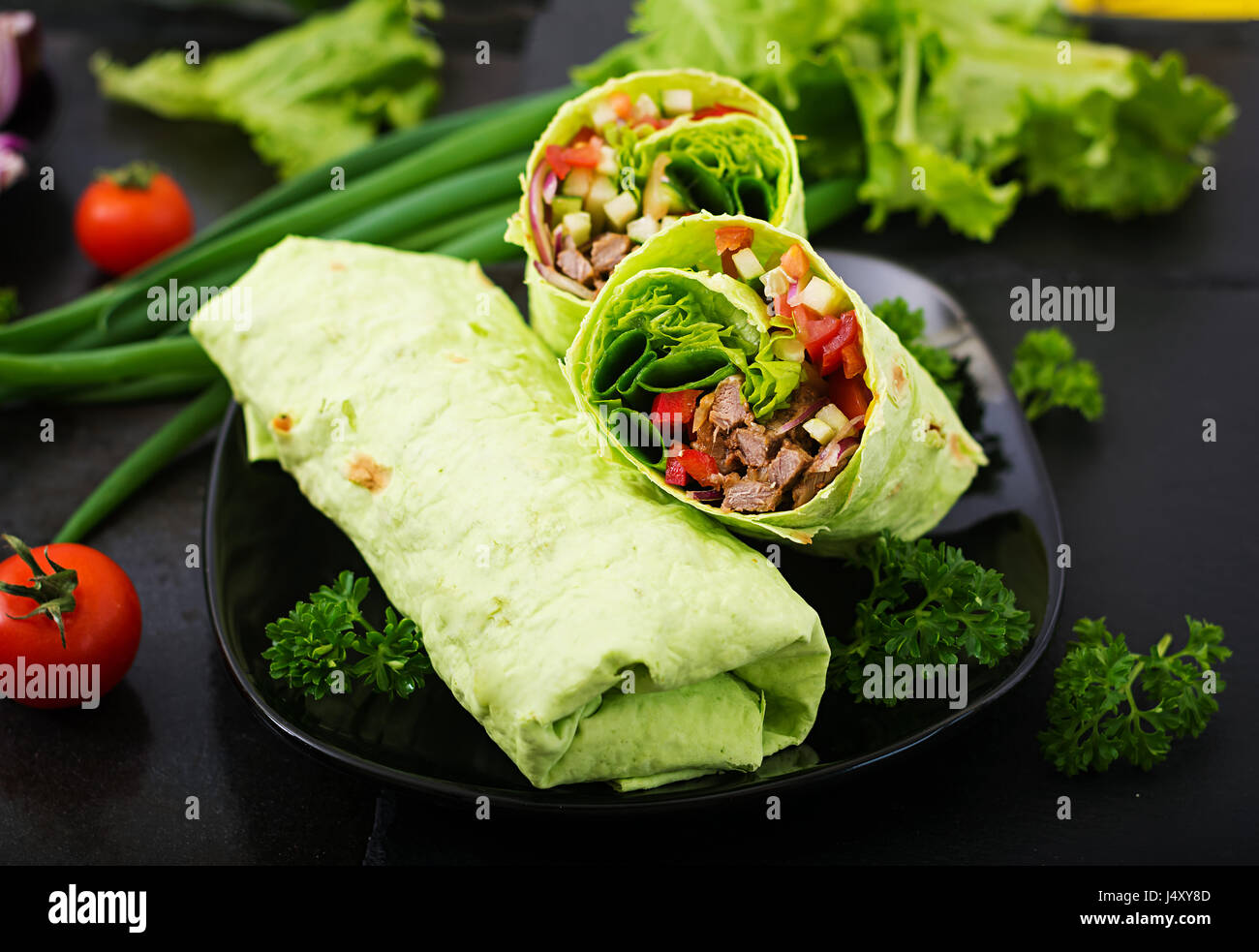 Shawarma aus saftiges Rindfleisch, Salat, Tomaten, Gurken, Paprika und ...