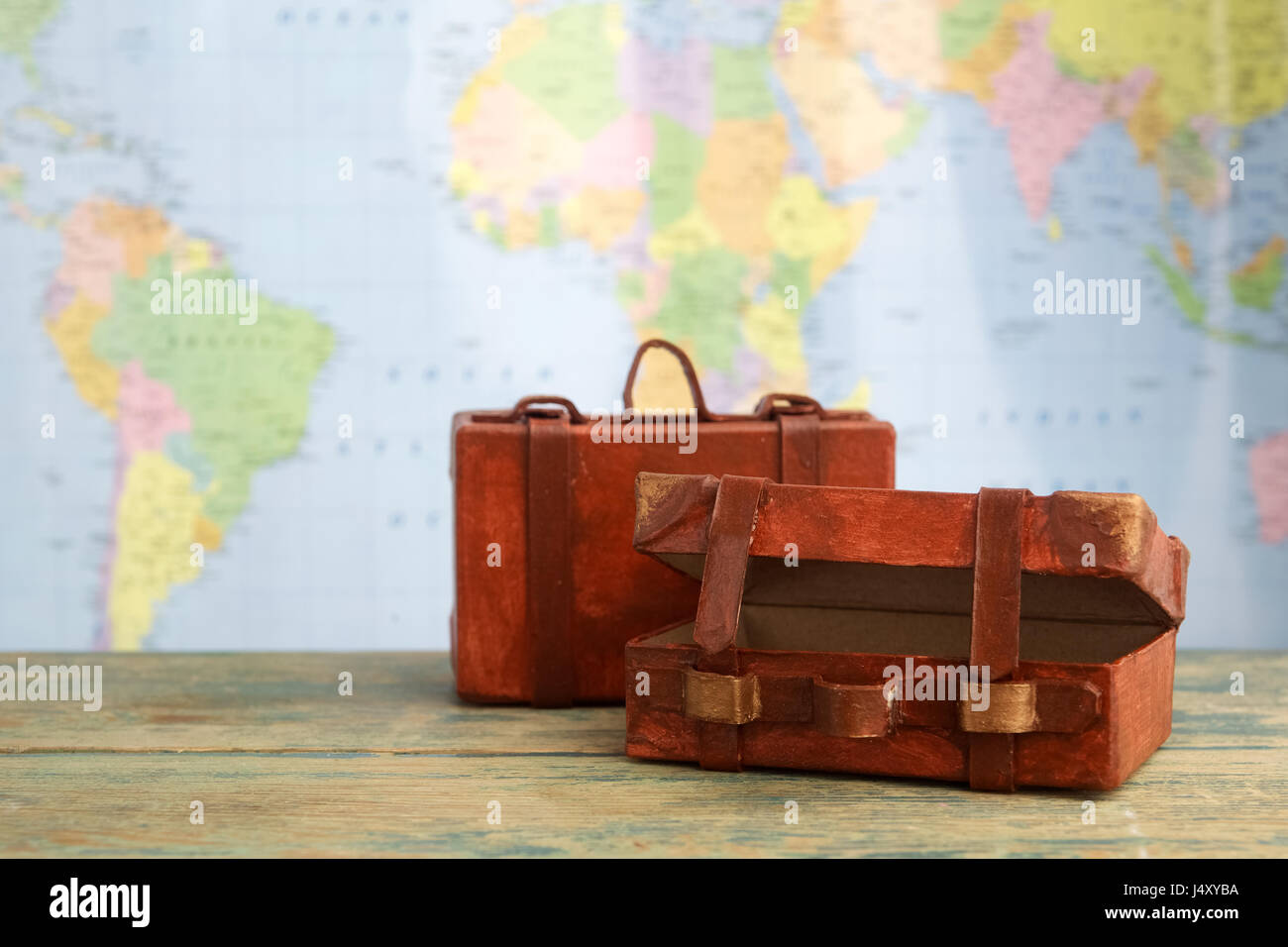 Gepäck auf Welt Kartenhintergrund. Reisekonzept Stockfoto