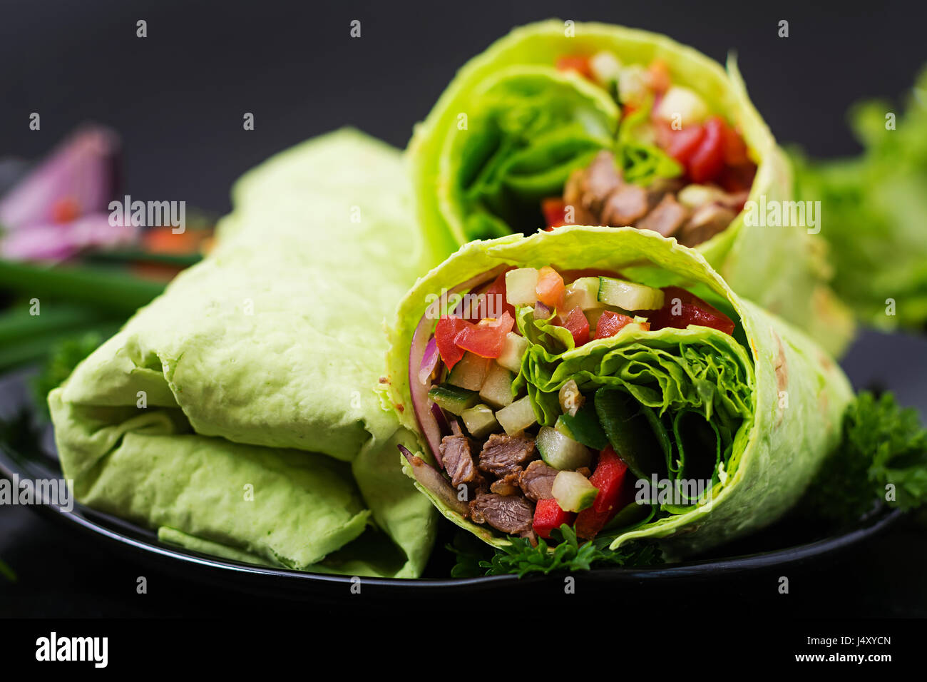 Shawarma aus saftiges Rindfleisch, Salat, Tomaten, Gurken, Paprika und ...