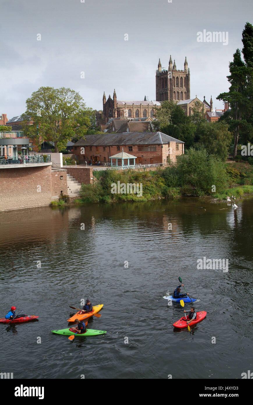 Hereford, zeigen die Kathedrale und der Fluss Wye mit einer Gruppe von Kyakers. Stockfoto