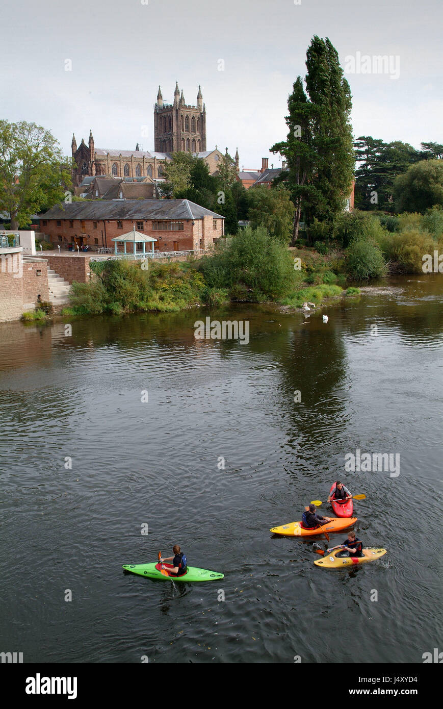 Hereford, zeigen die Kathedrale und der Fluss Wye mit einer Gruppe von Kyakers. Stockfoto