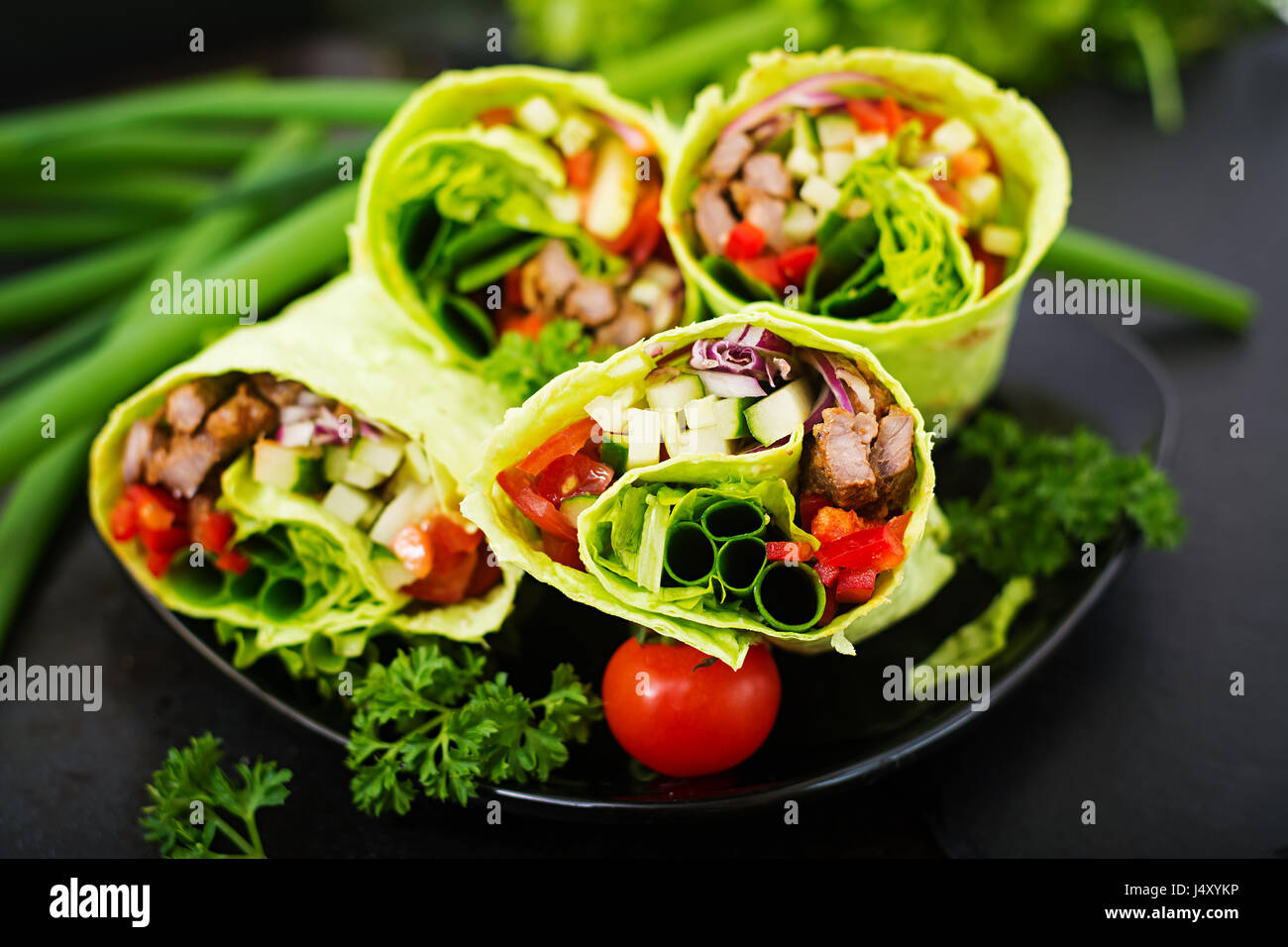 Shawarma aus saftiges Rindfleisch, Salat, Tomaten, Gurken, Paprika und ...