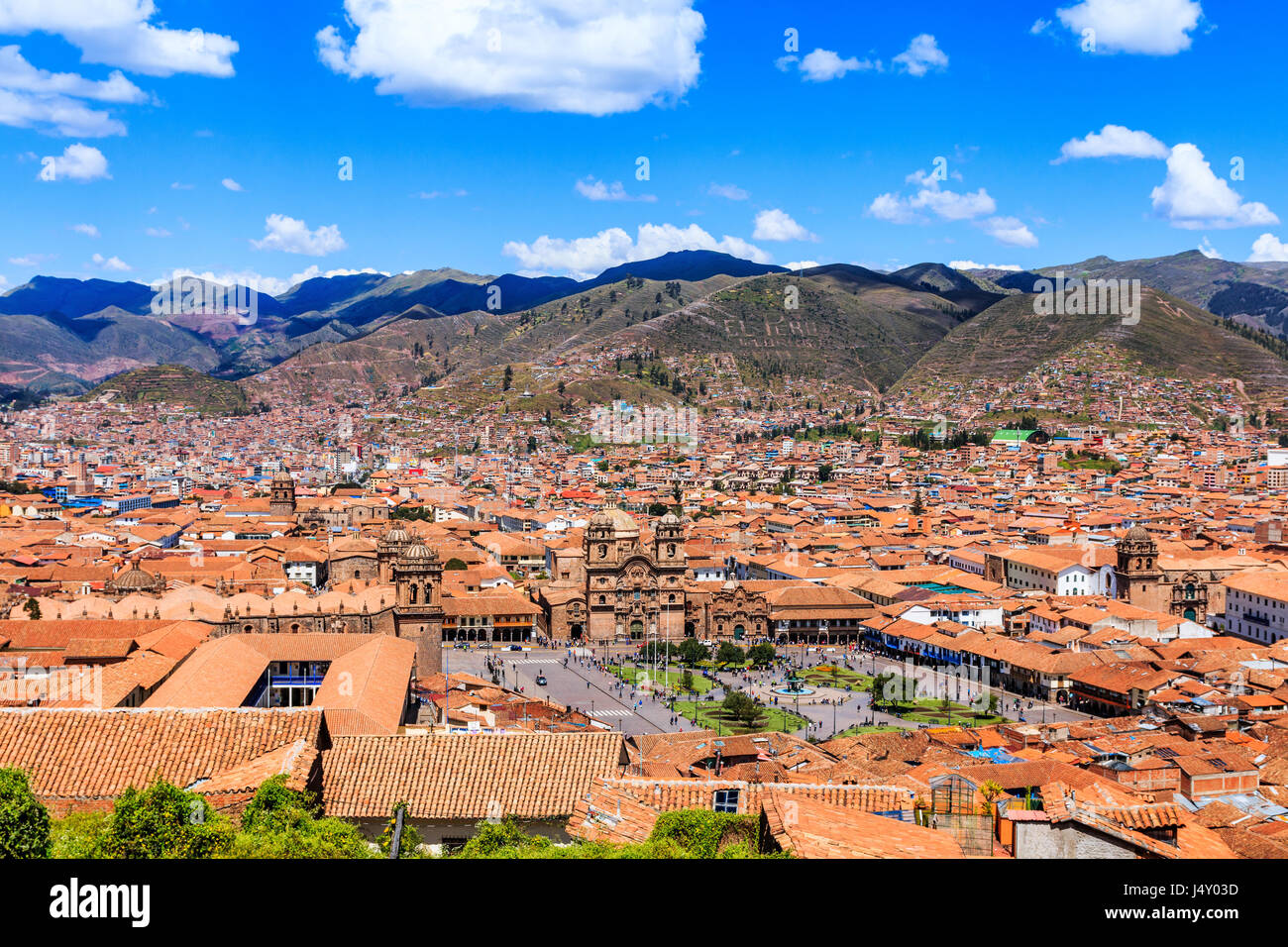 Cusco, Peru-die historische Hauptstadt des Inka-Reiches. Panoramablick auf die Altstadt Plaza de Armas. Stockfoto