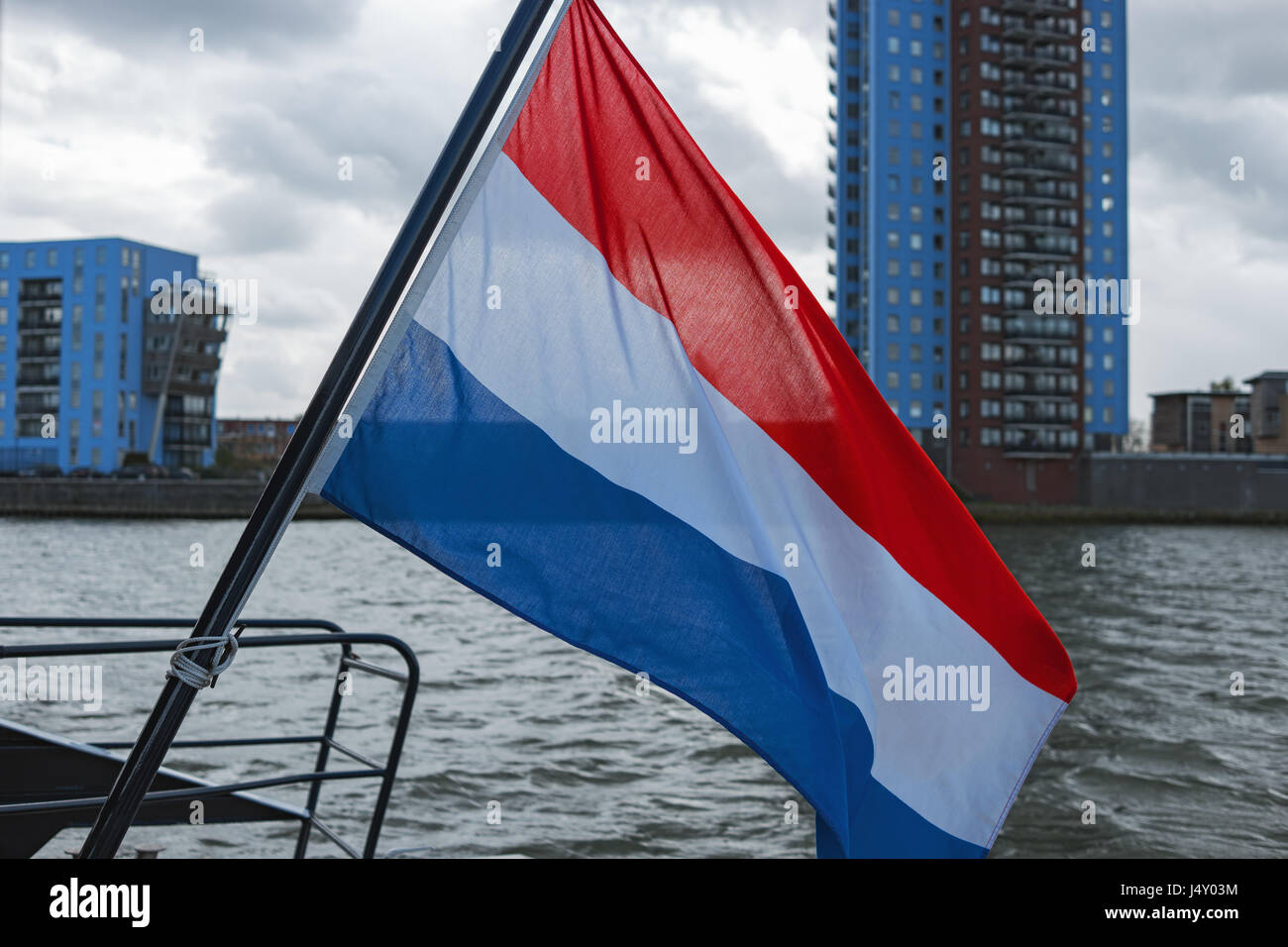 Flagge der Niederlande winken am Heck des Bootes Tour. Auf Schiff in Amsterdam. Reisen Sie nach Europa. Bootsfahrt auf den Kanälen der Niederlande. Patriotisches Symbol, ba Stockfoto