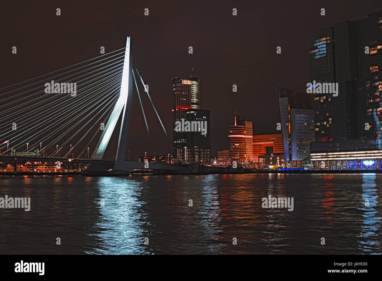 Skyline von Rotterdam mit Erasmus-Brücke bei Nacht, Niederlande, Europa. Stadtbild in der Abenddämmerung. Wolkenkratzer und Brücke über den Fluss Meuse in Stadt Zentrum am Stockfoto