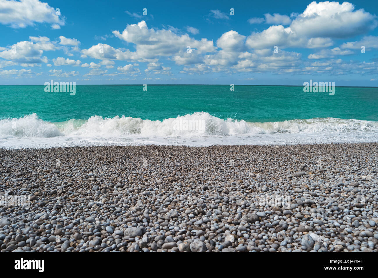 Strand, blaues Meer, bewölkten Himmel. Schöne Landschaft. Malerische Aussicht auf Meer, Welle, Steinen an sonnigen Sommertag. Seelandschaft, Kiesstrand, Etretat, Normandie, F Stockfoto