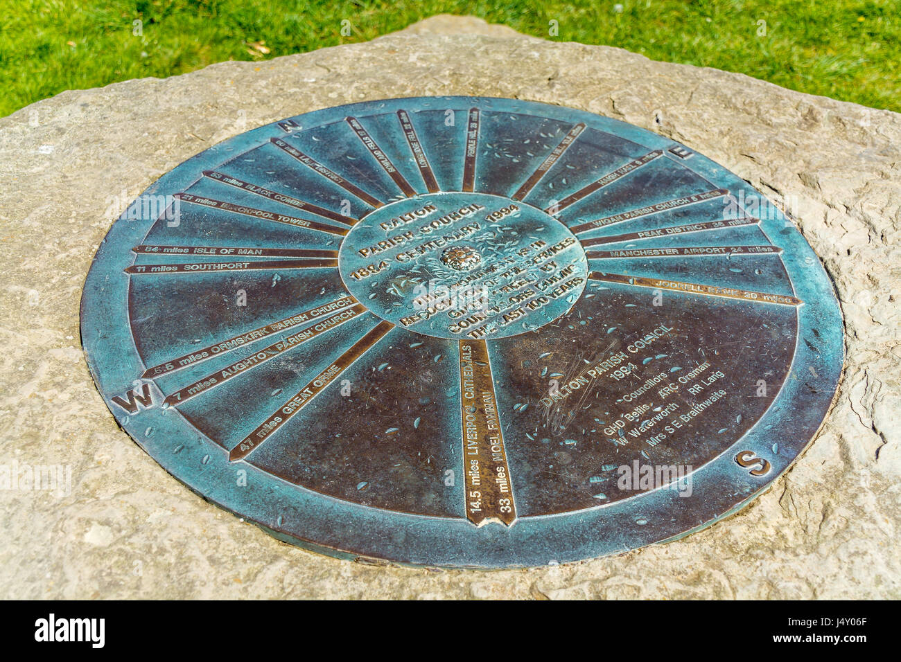Metallplakette mit Abstand Markierungen nach Liverpool und anderen Orten bei Ashurst Beacon bis Holland, Wigan Stockfoto