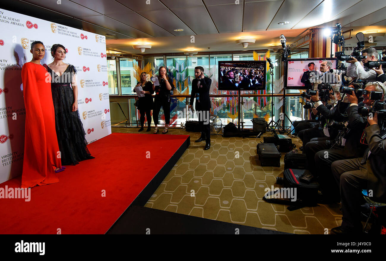 Zawe Ashton und Tuppence Middleton im Presseraum an der Jungfrau TV British Academy Television Awards 2017 statt auf Festival Hall im Southbank Centre in London. Stockfoto