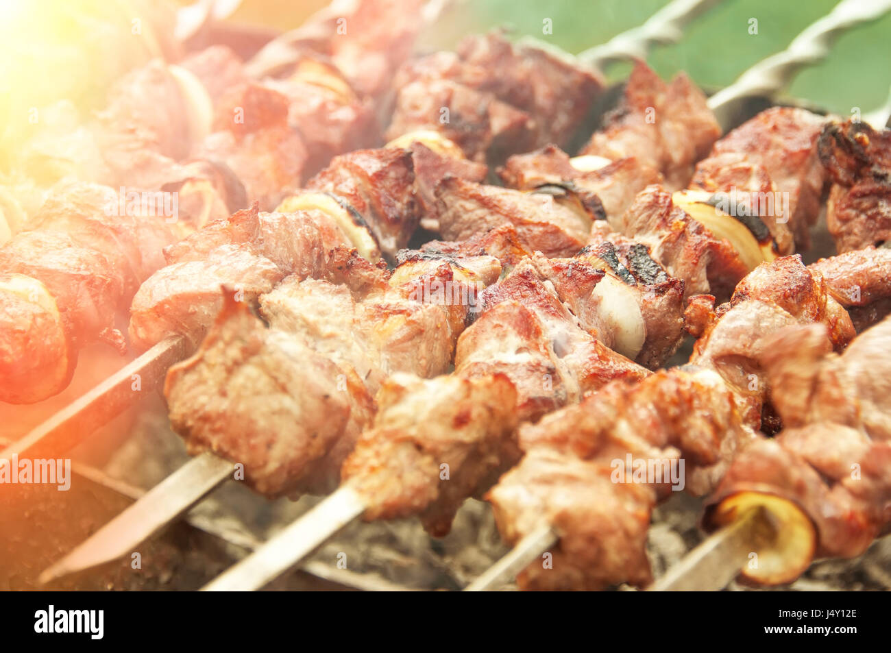 Fleischstücke am Spieß gebraten auf die Kohlen Nahaufnahme. Die horizontalen Rahmen. Stockfoto