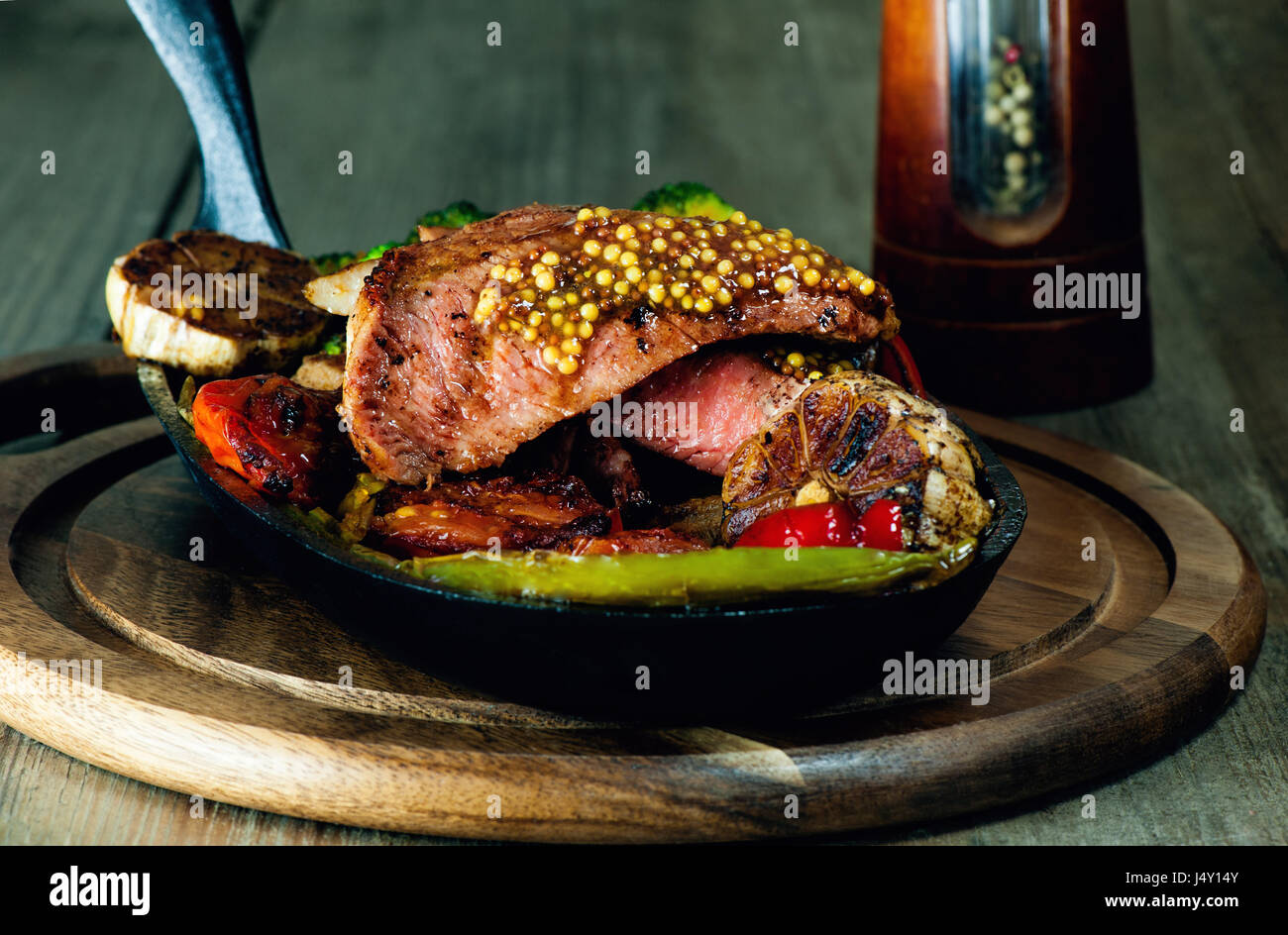 Steak mit Blut, Pfeffer, Knoblauch, Tomaten, Brokkoli, selten gebraten ...