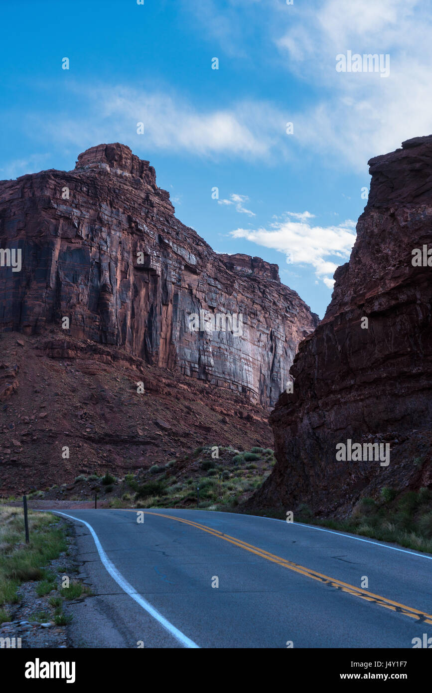 Asphaltierte Straße ohne Verkehr im Canyon und Mesa Land des südlichen Utah Stockfoto