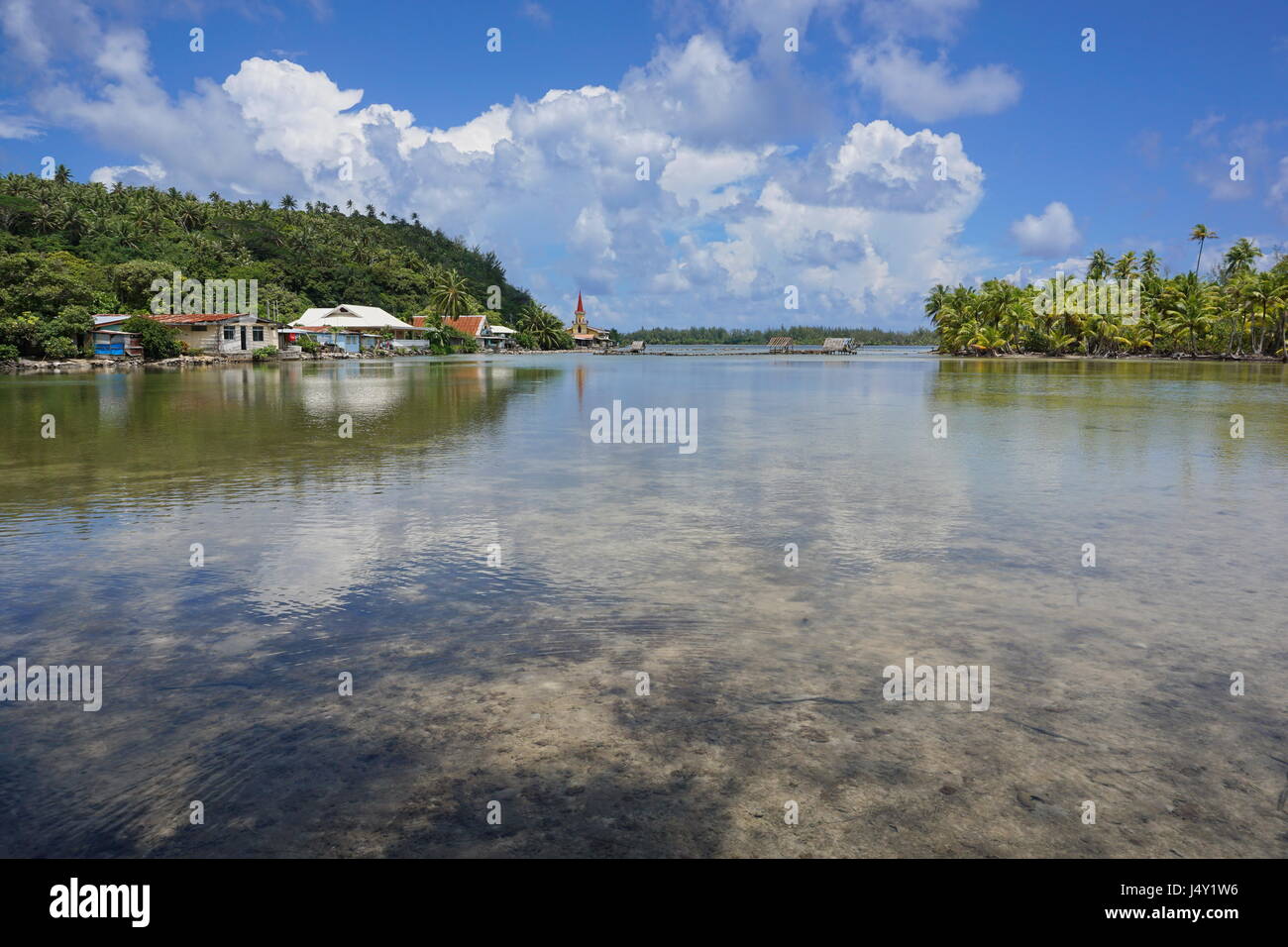 Französisch-Polynesien Huahine island Küstenlandschaft, Maeva Dorf am Ufer des Salzwasser See Fauna Nui, Südpazifik Stockfoto