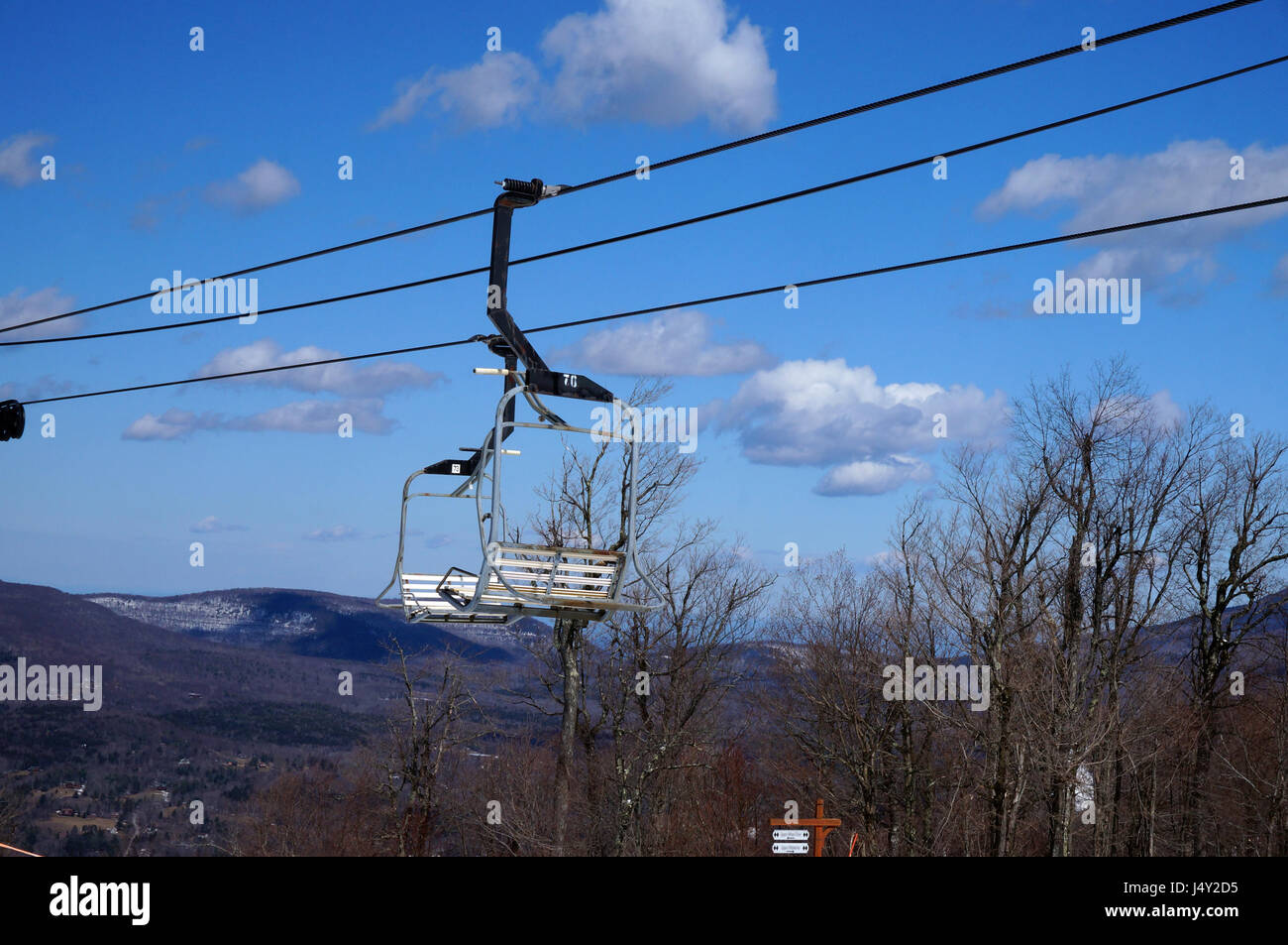 Sesselbahn im Skigebiet Stockfoto