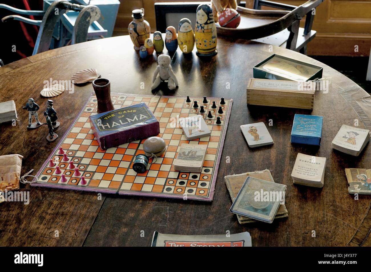 Cornwall, England, UK - 5. April 2017: Auswahl von alten fashioned Vintage Brettspiele Halma und Kinder Spielzeug einschließlich Stockfoto