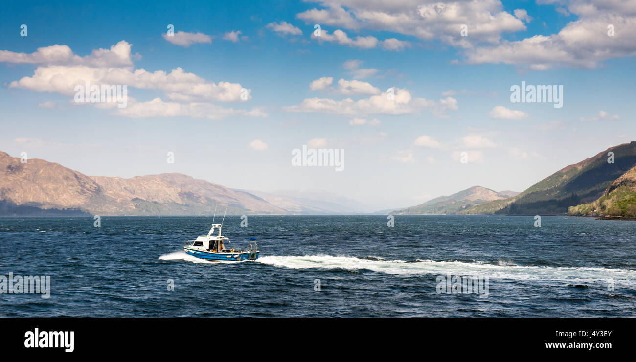 Ein Boot in den Loch Linnhe See Loch, Teil der Great Glen Störung durch die Highlands von Schottland. Stockfoto