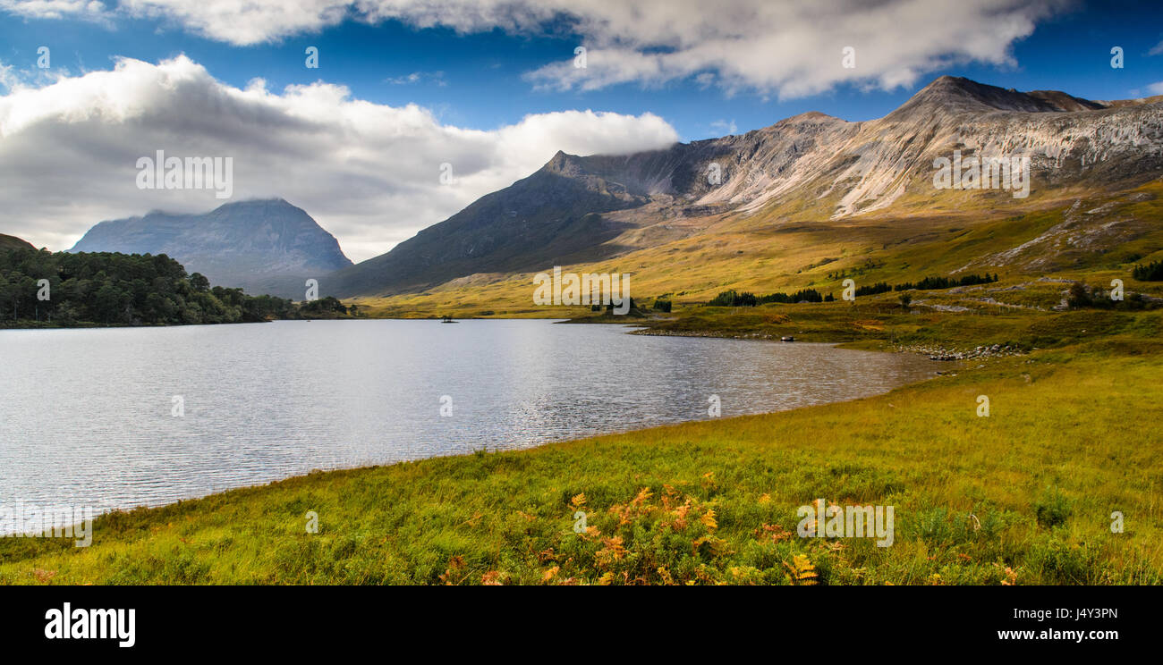 Blick über Loch Clair auf dem Coulin-Anwesen in Glen Torridon, mit den Bergen Beinn Eighe und Gipfelns die Kulisse. Stockfoto