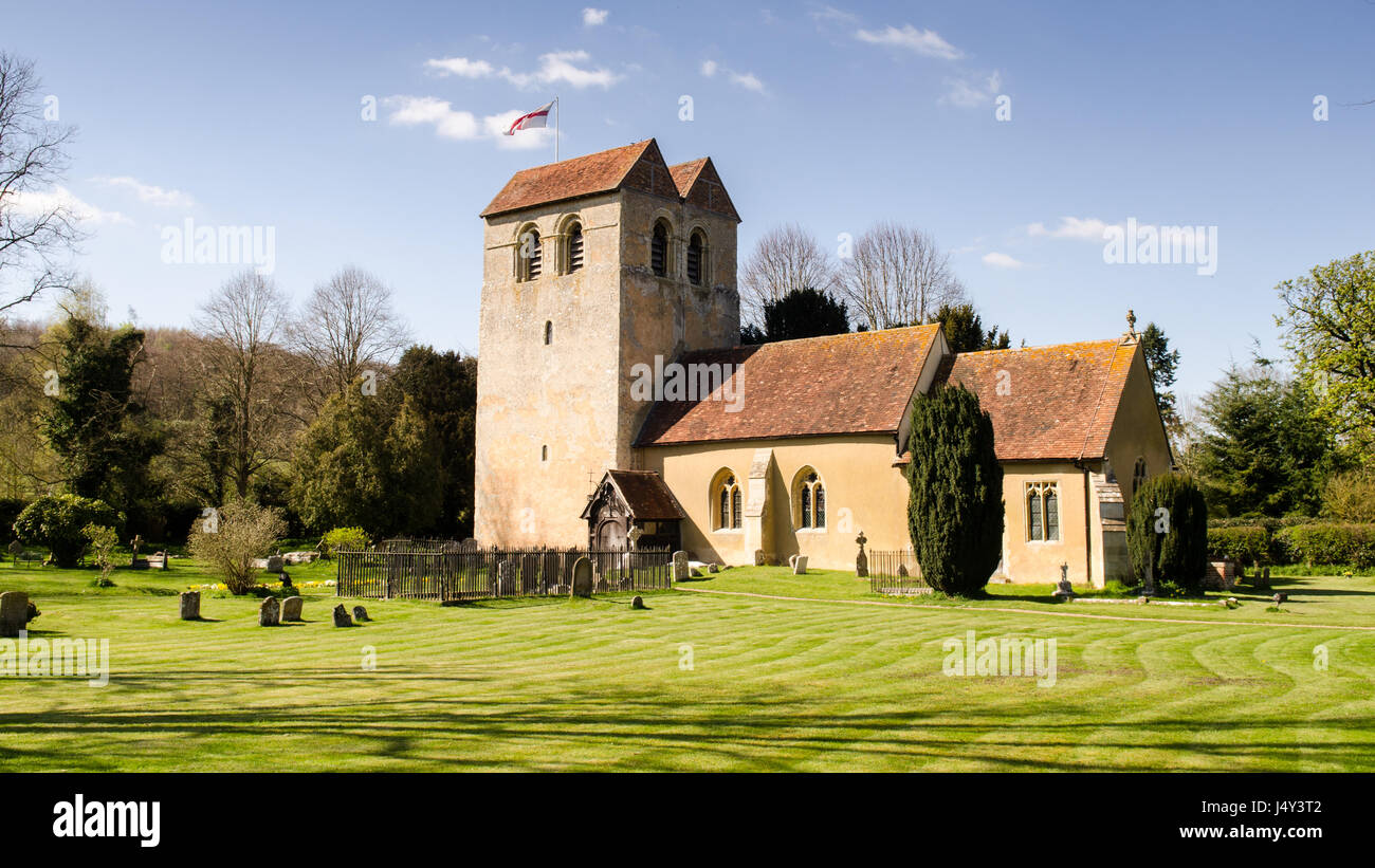 Sonne scheint auf den Turm des 12. Jahrhunderts normannische Kirche St. Bartholomäus in der Ortschaft fingest unter Englands Chiltern Hills in bucki eingebettet Stockfoto