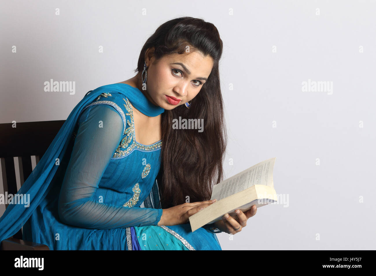Frau in Punjabi Salwar Kameez und dupata Stockfotografie - Alamy