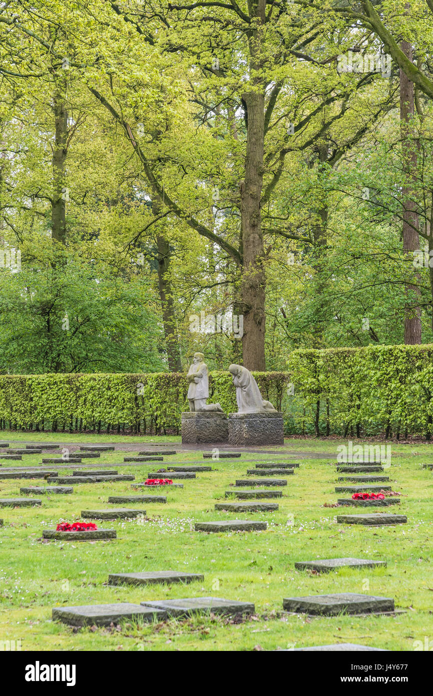 Die Eltern brüten und Grabsteine in der deutschen ersten Weltkrieg Friedhof Vladslo auf Belgien hervorstechenden Stockfoto