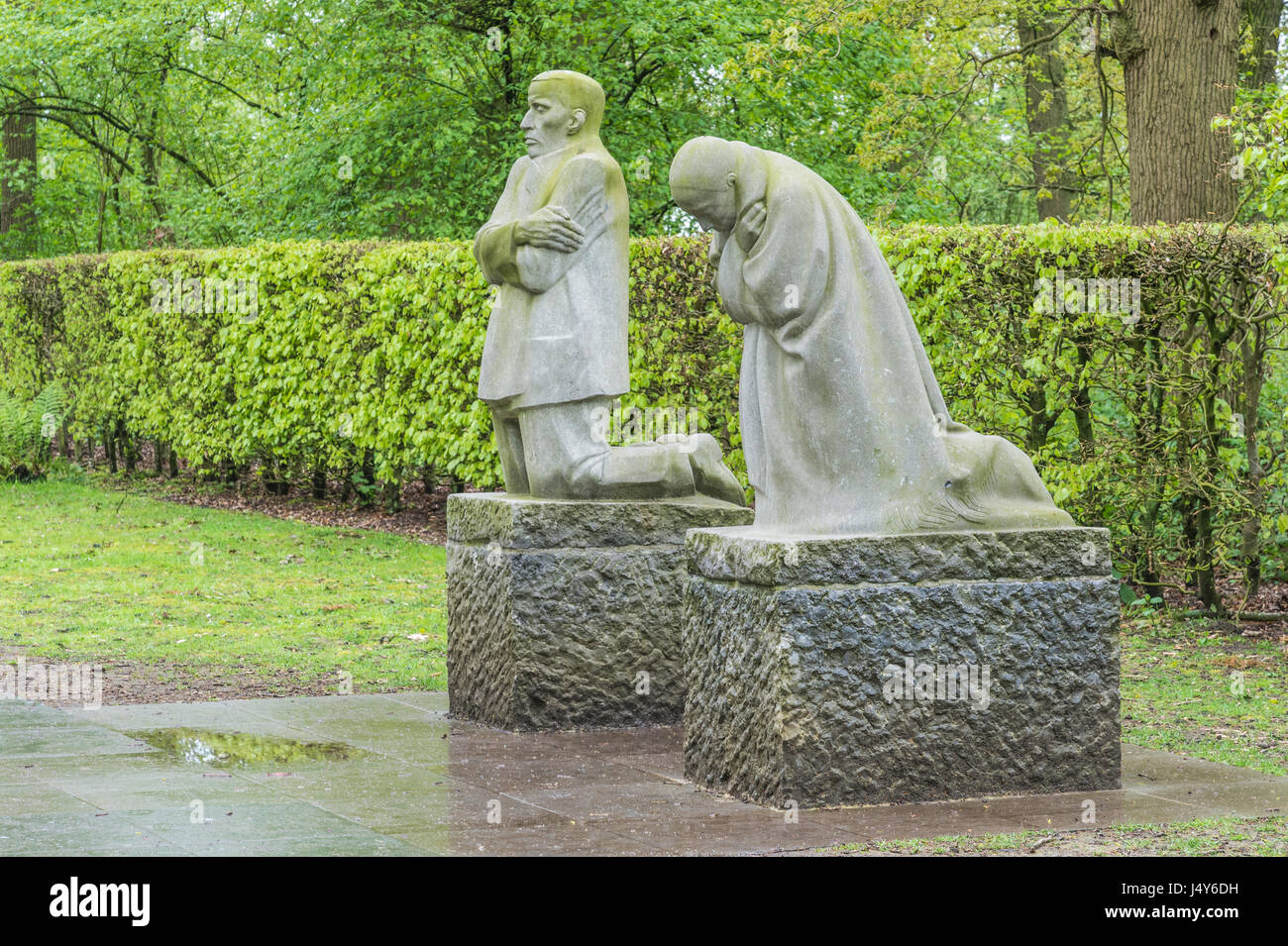 Brütende Eltern in der deutschen ersten Weltkrieg Friedhof Vladslo auf Belgien Salient Stockfoto
