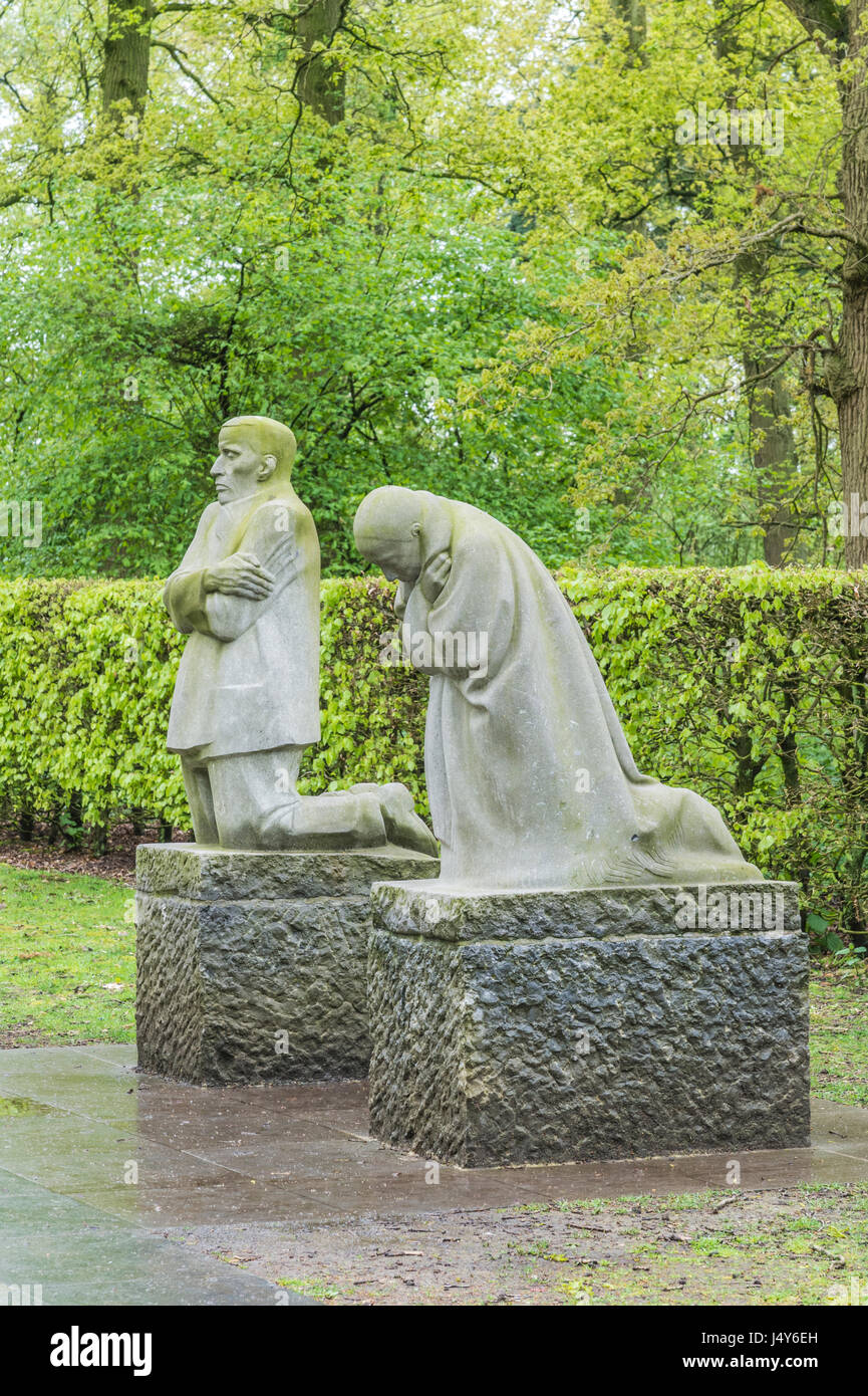 Brütende Eltern in der deutschen ersten Weltkrieg Friedhof Vladslo auf Belgien Salient Stockfoto