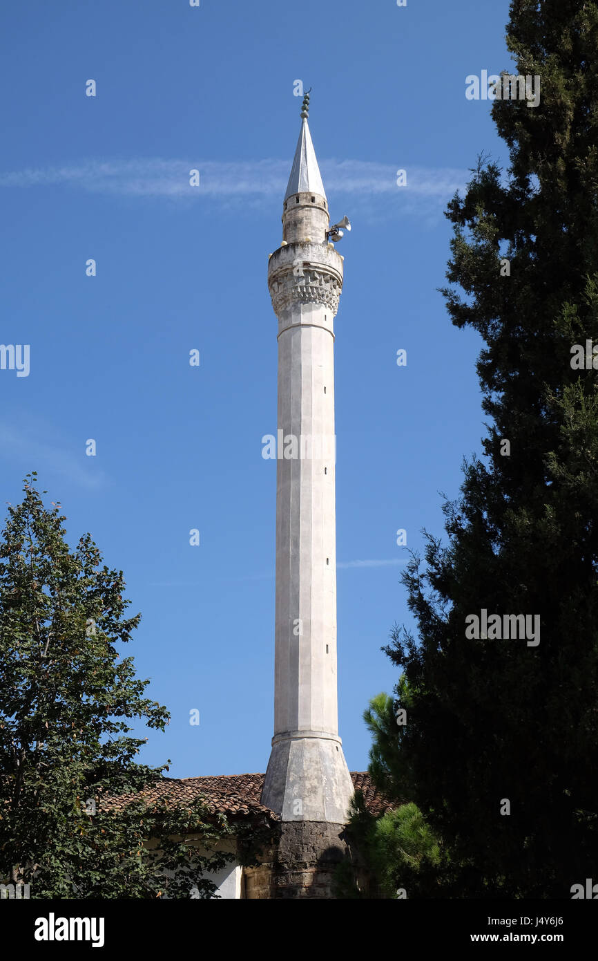 Minarett der Moschee in der alten Stadt Berat, bekannt als die weiße Stadt von Albanien auf 1. Oktober 2016. Stockfoto