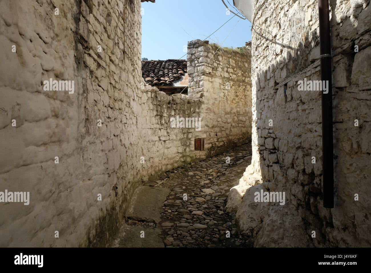 Engen Kopfsteinpflaster Straße mit traditionellen osmanischen weiße Steinhäuser in der alten Stadt Berat, Albanien am 01. Oktober 20 Stockfoto