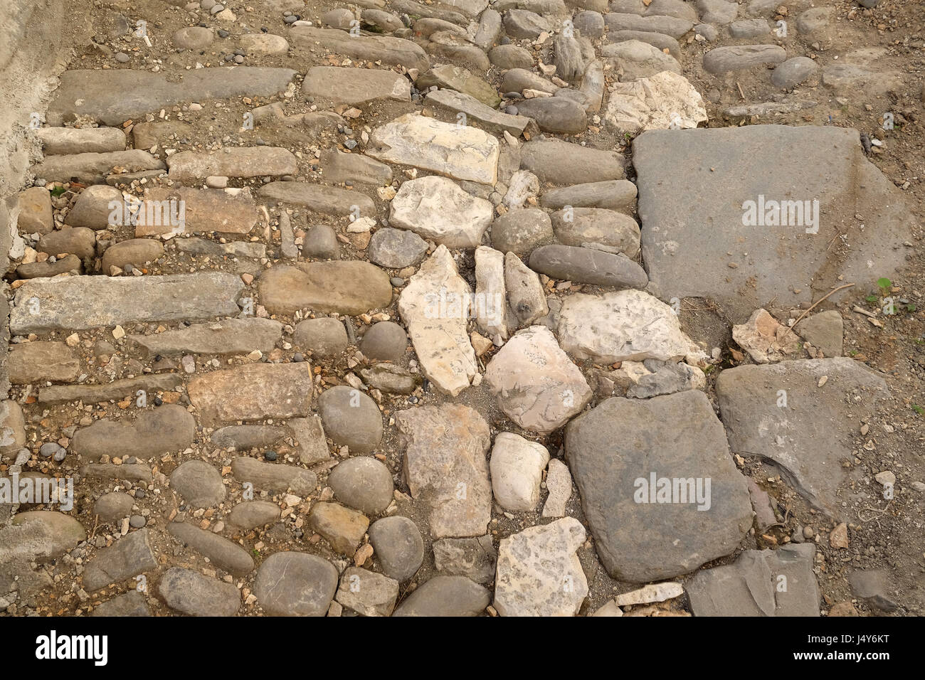 Engen Kopfsteinpflaster Straße in der alten Stadt Berat, Albanien am 1. Oktober 2016. Stockfoto