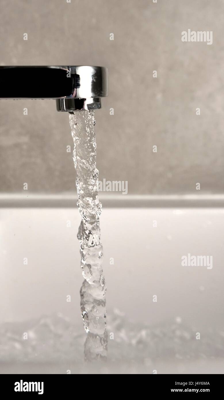 Wasser aus dem Wasserhahn Stockfoto